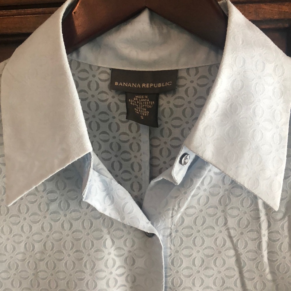 Banana Republic lt blue sheer floral buttondown Sm
